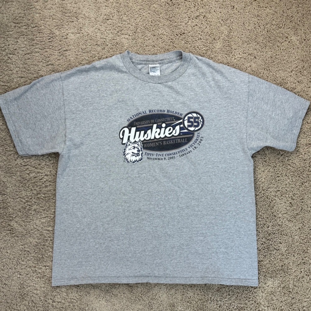 UConn Huskies Basketball T-Shirt Mens XL Gray 55 Straight National Record Holder